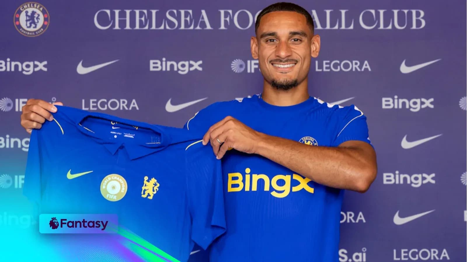 Futbolchi Chelsea formasini ushlab turib turibdi Futbolchi Chelsea formasini ushlab turib turibdi