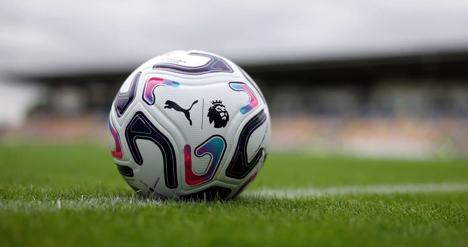 Futbol to'pi maydonda joylashgan Futbol to'pi maydonda joylashgan