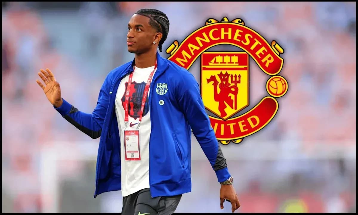 Futbolchi Manchester United logosi bilan maydonda Futbolchi Manchester United logosi bilan maydonda