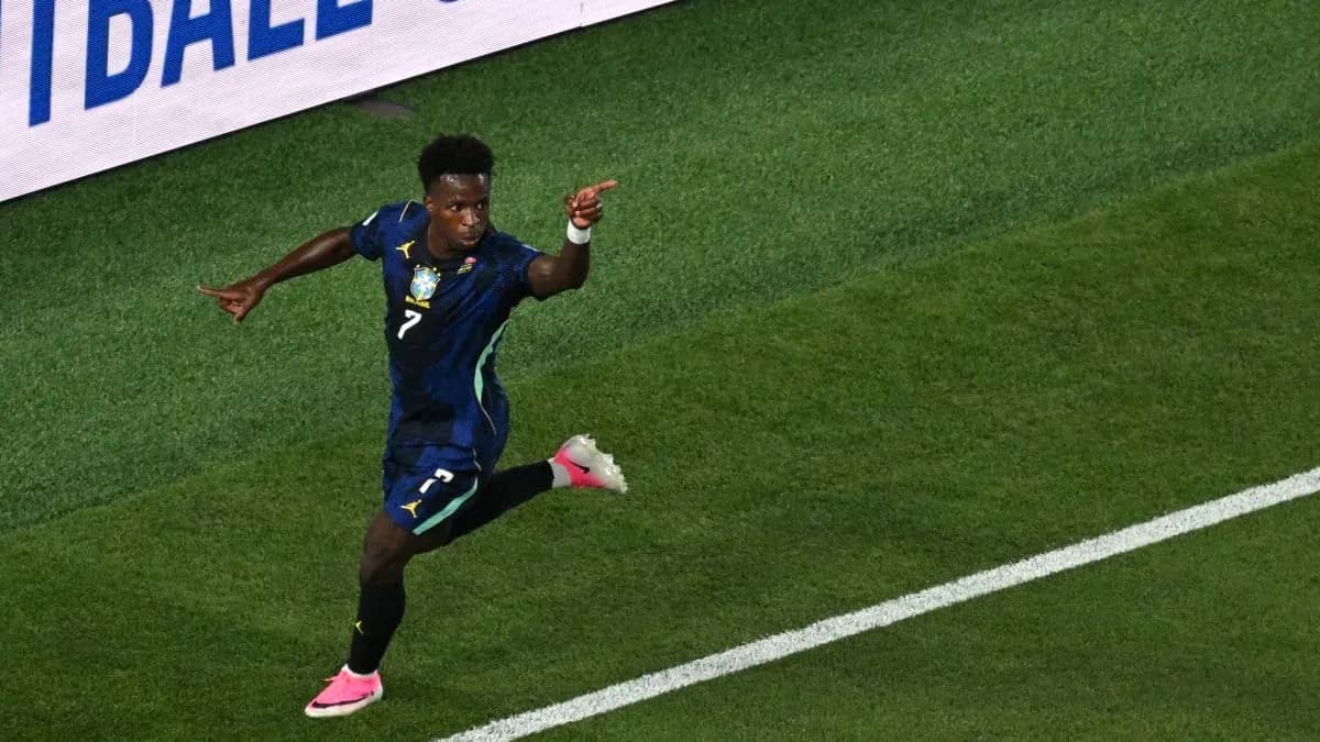 Futbolchi gol urganidan keyin nishonlayapti Futbolchi gol urganidan keyin nishonlayapti