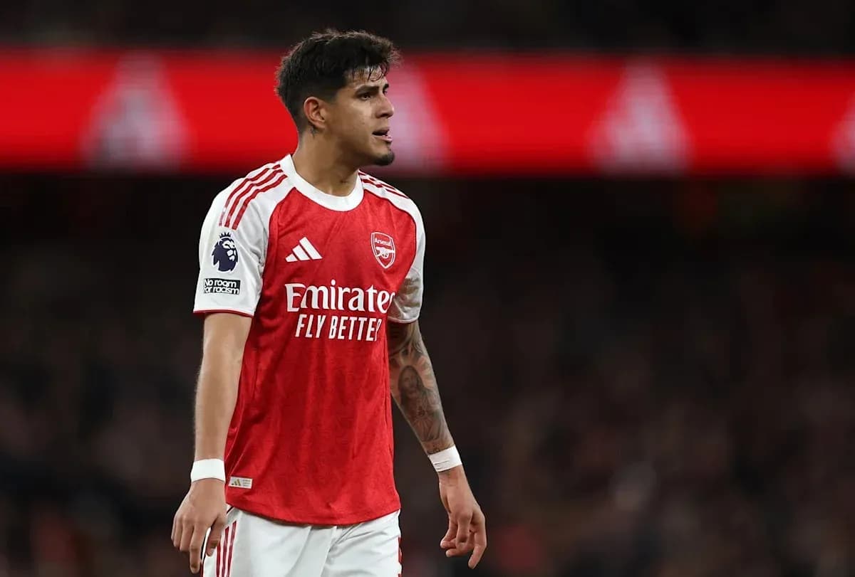 Futbolchi Arsenal formasi bilan maydonda turibdi Futbolchi Arsenal formasi bilan maydonda turibdi