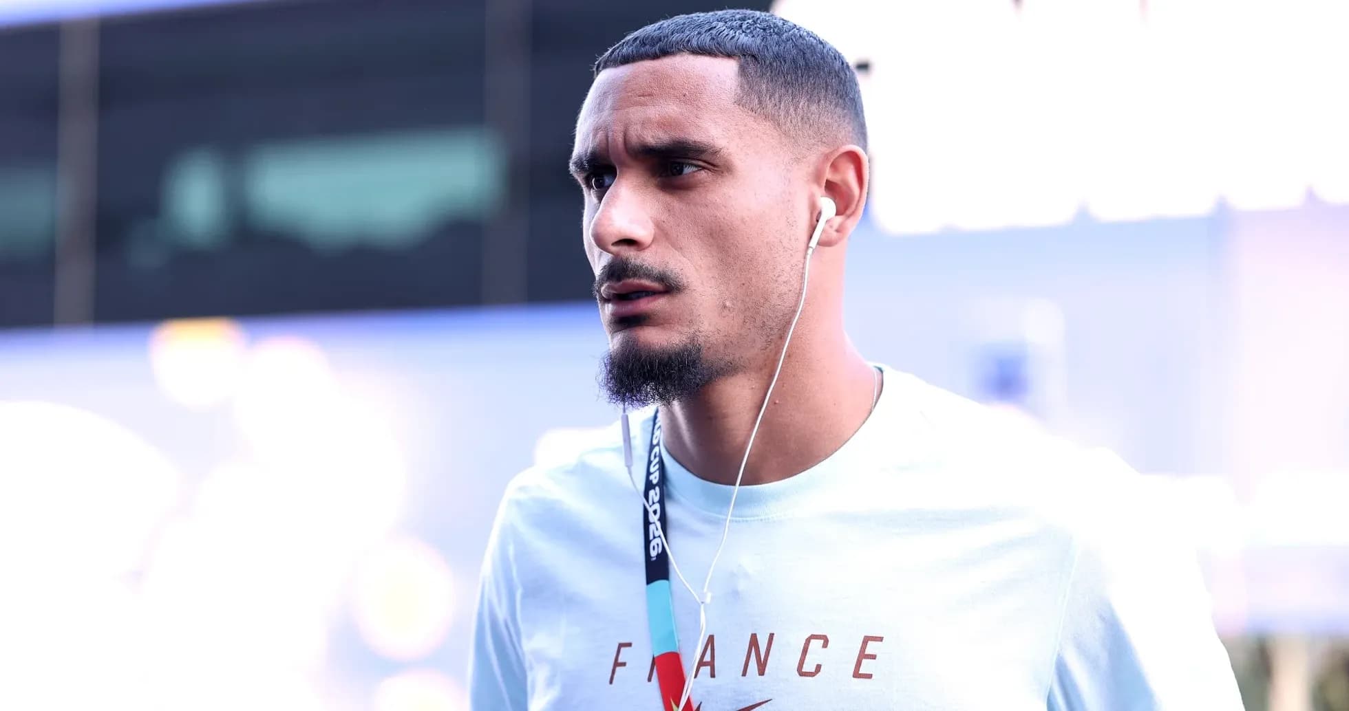 Futbolchi musiqaga quloq solib yuribdi Futbolchi musiqaga quloq solib yuribdi