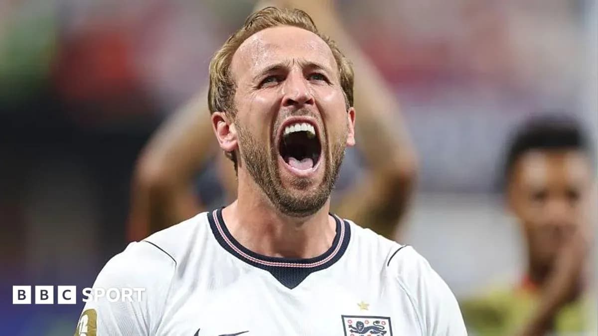 Ovoz chiqarayotgan futbolchi maydonda Ovoz chiqarayotgan futbolchi maydonda