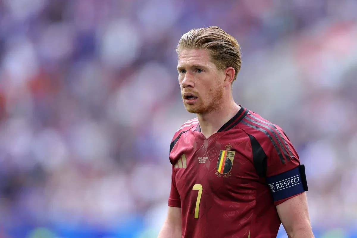 Futbolchi Belgiya formasi bilan maydonda turibdi Futbolchi Belgiya formasi bilan maydonda turibdi