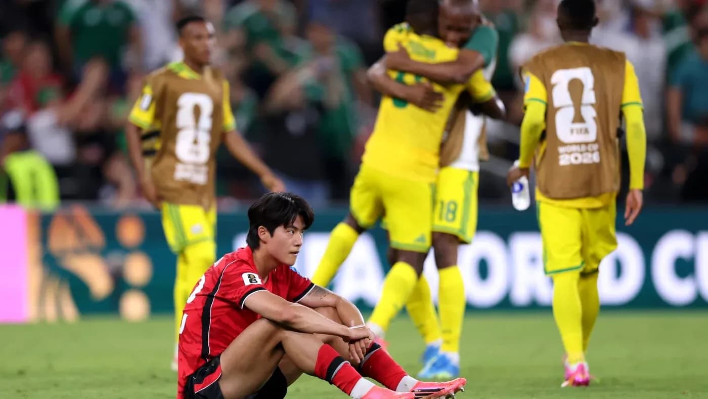 Koreyalik futbolchi o'yin tugagach o'tirgan Koreyalik futbolchi o'yin tugagach o'tirgan