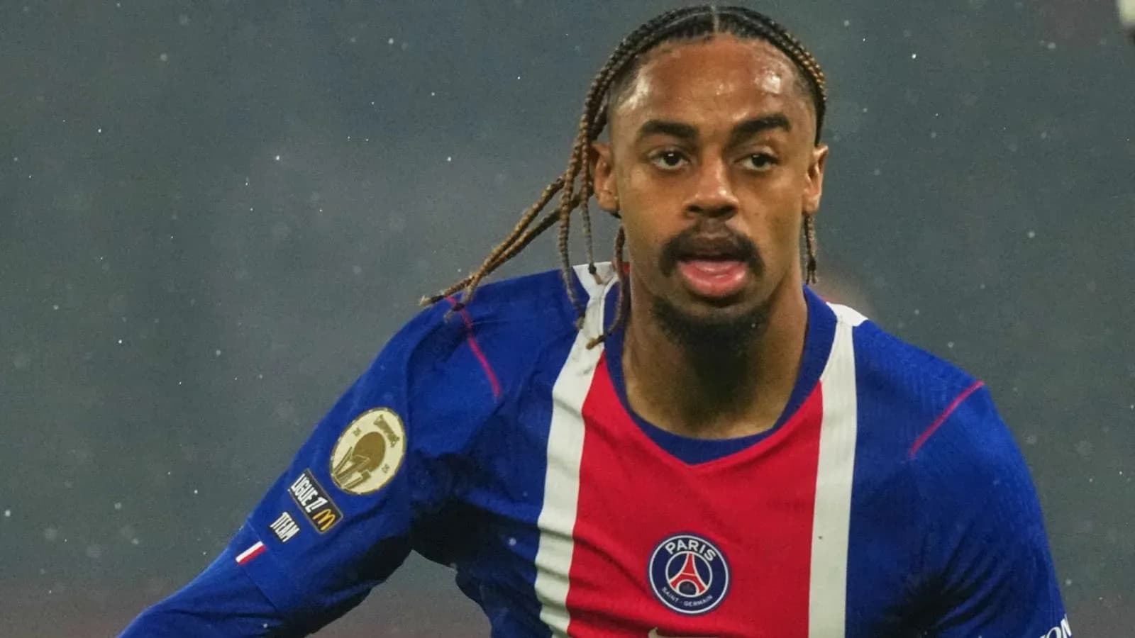 Futbolchi PSG formasida to'p surayotgan Futbolchi PSG formasida to'p surayotgan