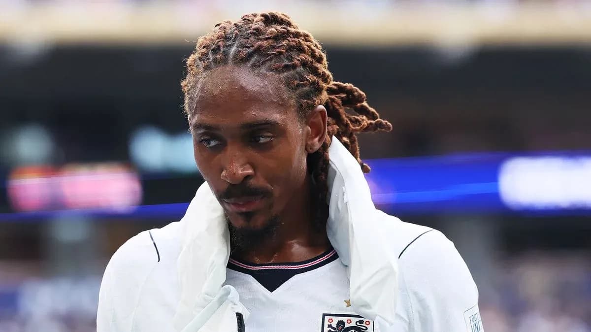 Futbolchi o'yin maydonidan chiqmoqda Futbolchi o'yin maydonidan chiqmoqda