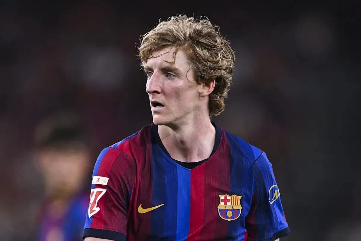 Futbolchi Barcelona formasida maydonda turibdi Futbolchi Barcelona formasida maydonda turibdi