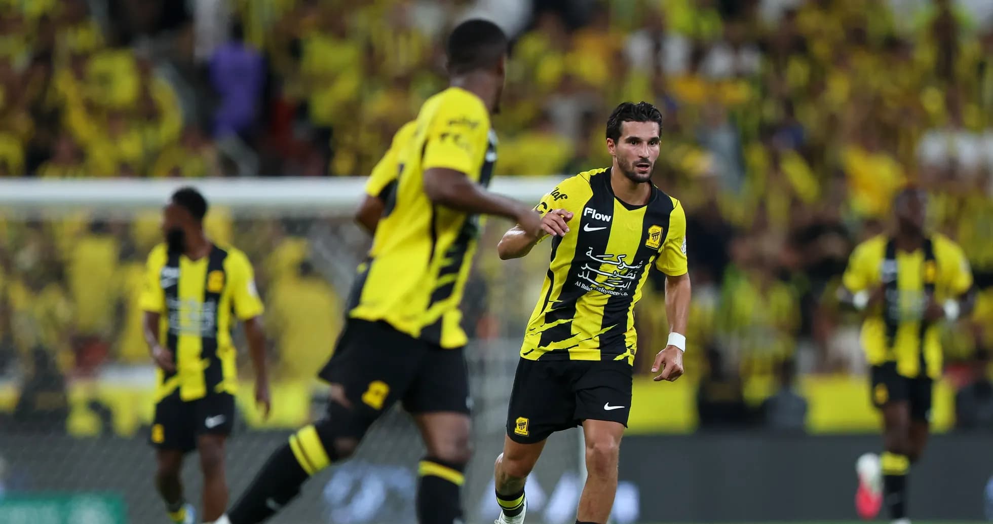 Futbolchilar to'pni o'zaro uzatishda Futbolchilar to'pni o'zaro uzatishda
