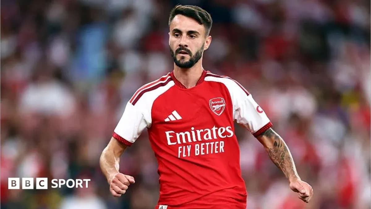 Futbolchi Arsenal formasida maydonda harakatda Futbolchi Arsenal formasida maydonda harakatda