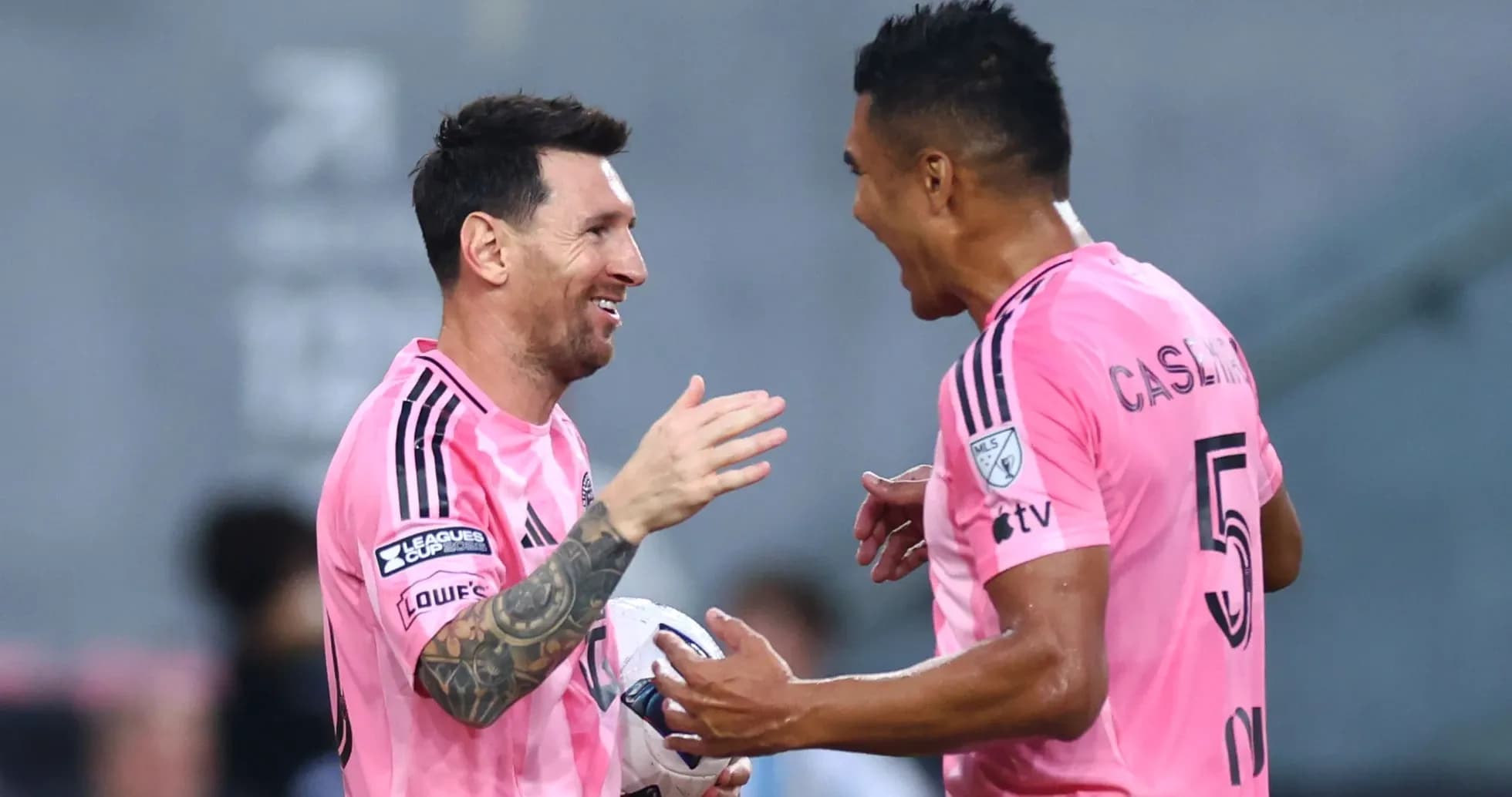 Ikkita futbolchi gollarni nishonlayapti Ikkita futbolchi gollarni nishonlayapti