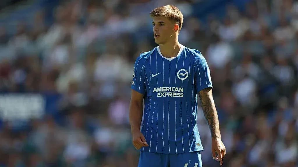 Futbolchi Brighton formasi bilan maydonda turibdi Futbolchi Brighton formasi bilan maydonda turibdi