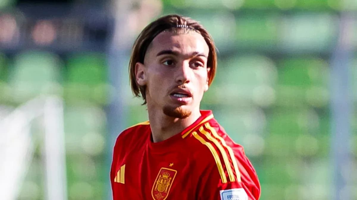 Futbolchi Ispaniya formasida maydonda Futbolchi Ispaniya formasida maydonda