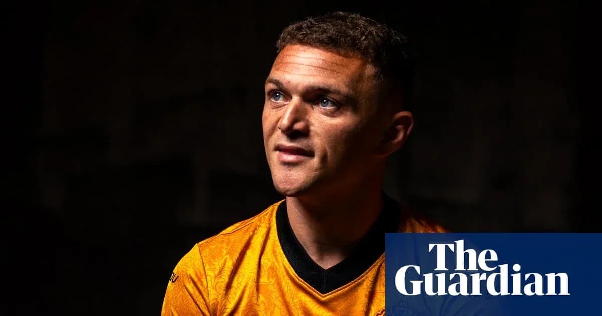 Futbolchi qora fonda to'g'ri qarab turibdi Futbolchi qora fonda to'g'ri qarab turibdi