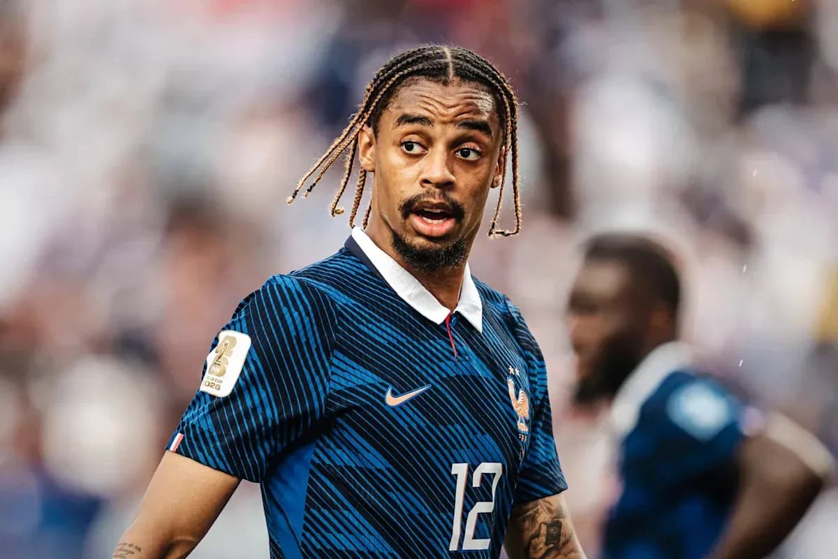 Futbolchi o'yin davomida maydonda harakatda Futbolchi o'yin davomida maydonda harakatda