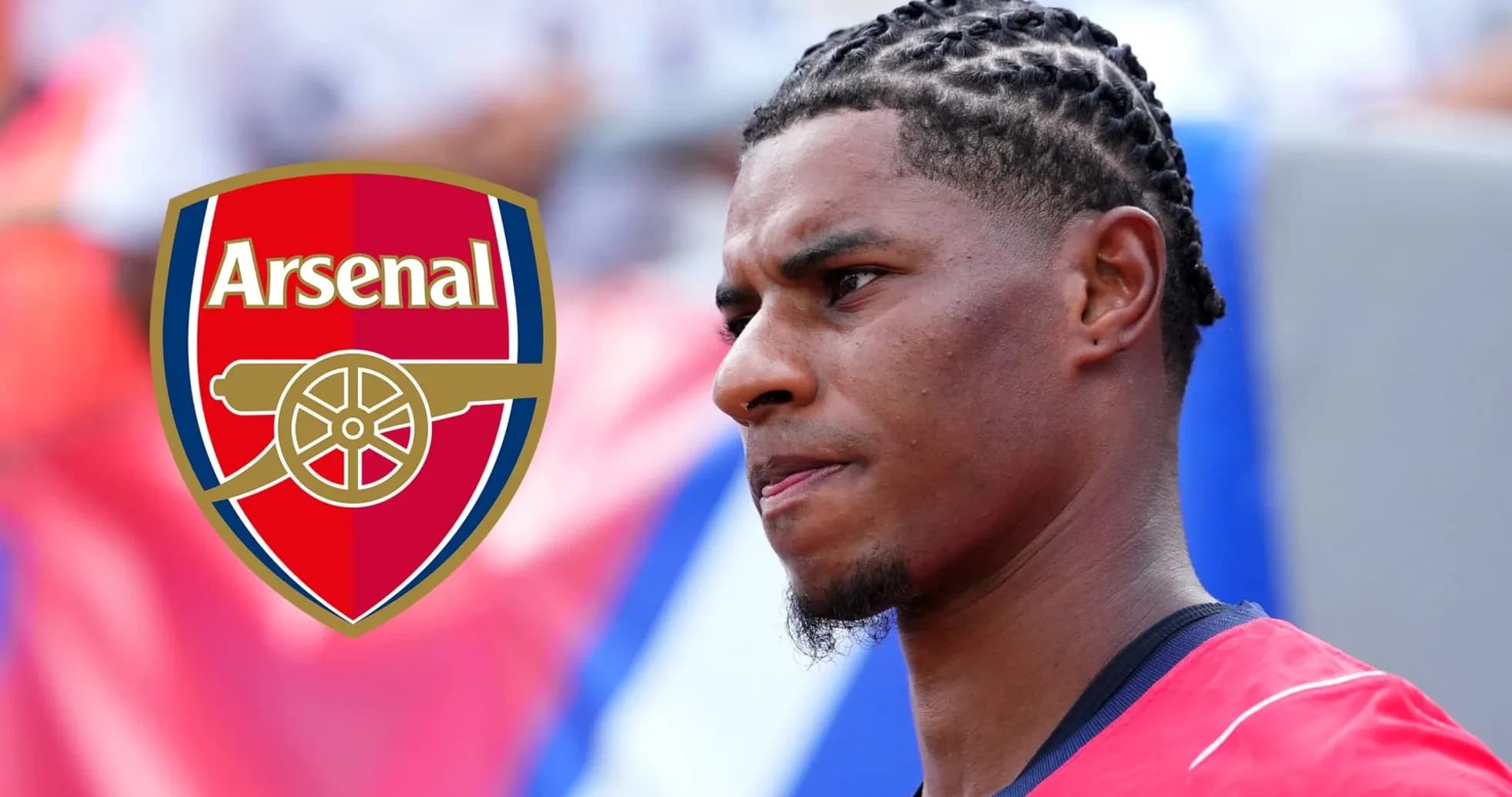 Futbolchi Arsenal logosi oldida turgan Futbolchi Arsenal logosi oldida turgan