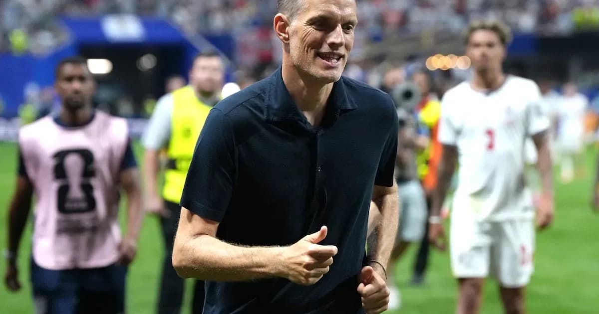 Trener maydoni bo'ylab yugurayotgan Trener maydoni bo'ylab yugurayotgan