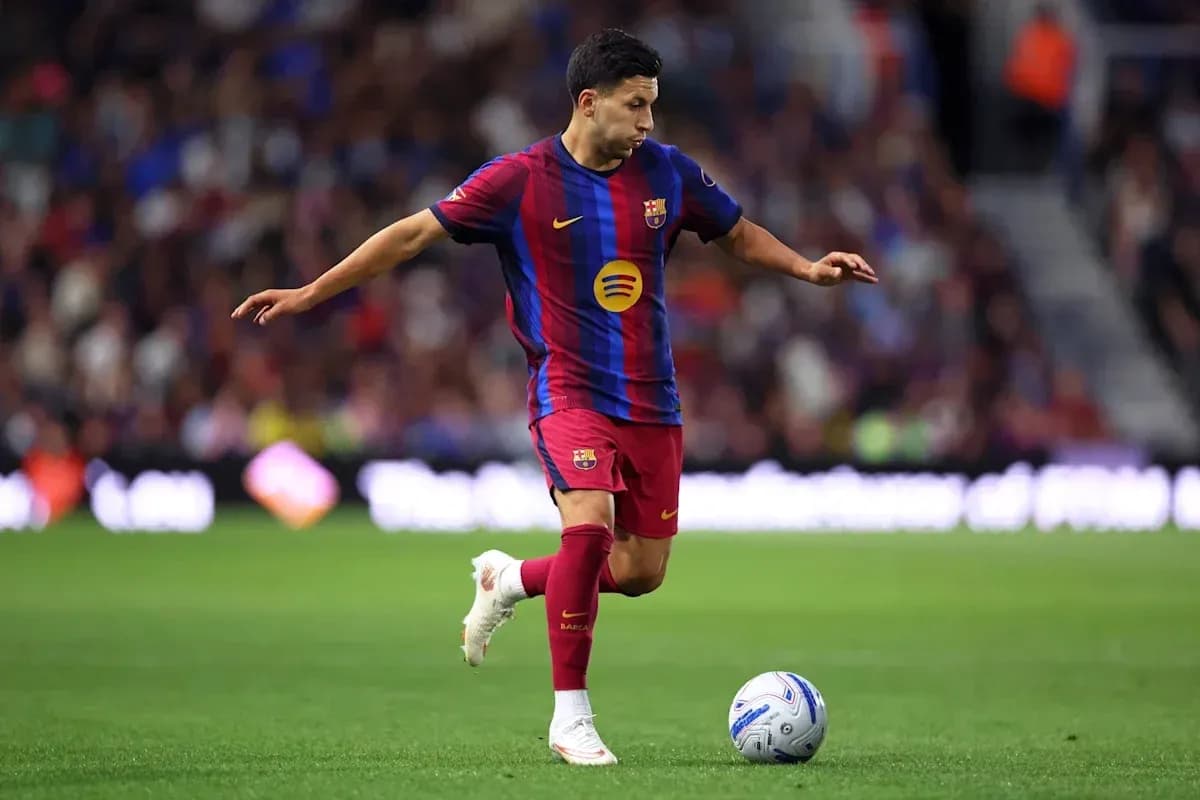 Futbolchi to'pni zarba berish uchun tayyorlanmoqda Futbolchi to'pni zarba berish uchun tayyorlanmoqda
