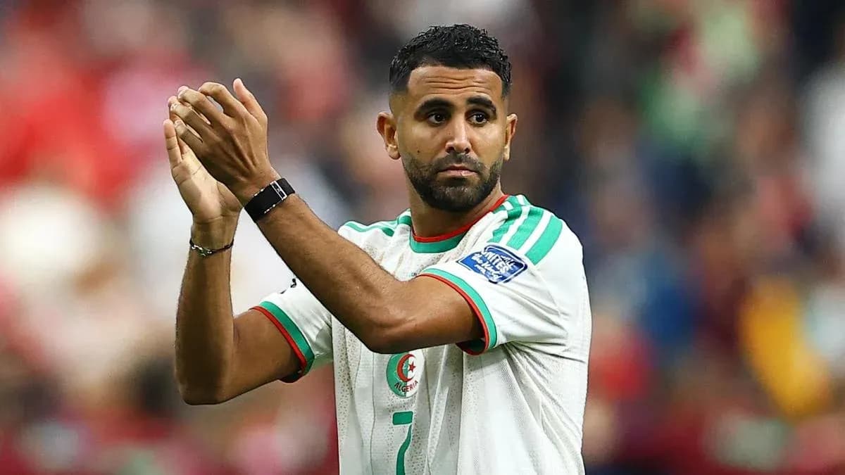 Futbolchi maydonda qo'lini ko'tarib turgan Futbolchi maydonda qo'lini ko'tarib turgan