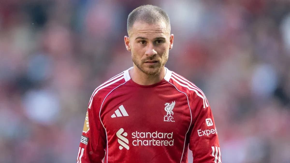 Futbolchi LFC formasi bilan maydonda Futbolchi LFC formasi bilan maydonda