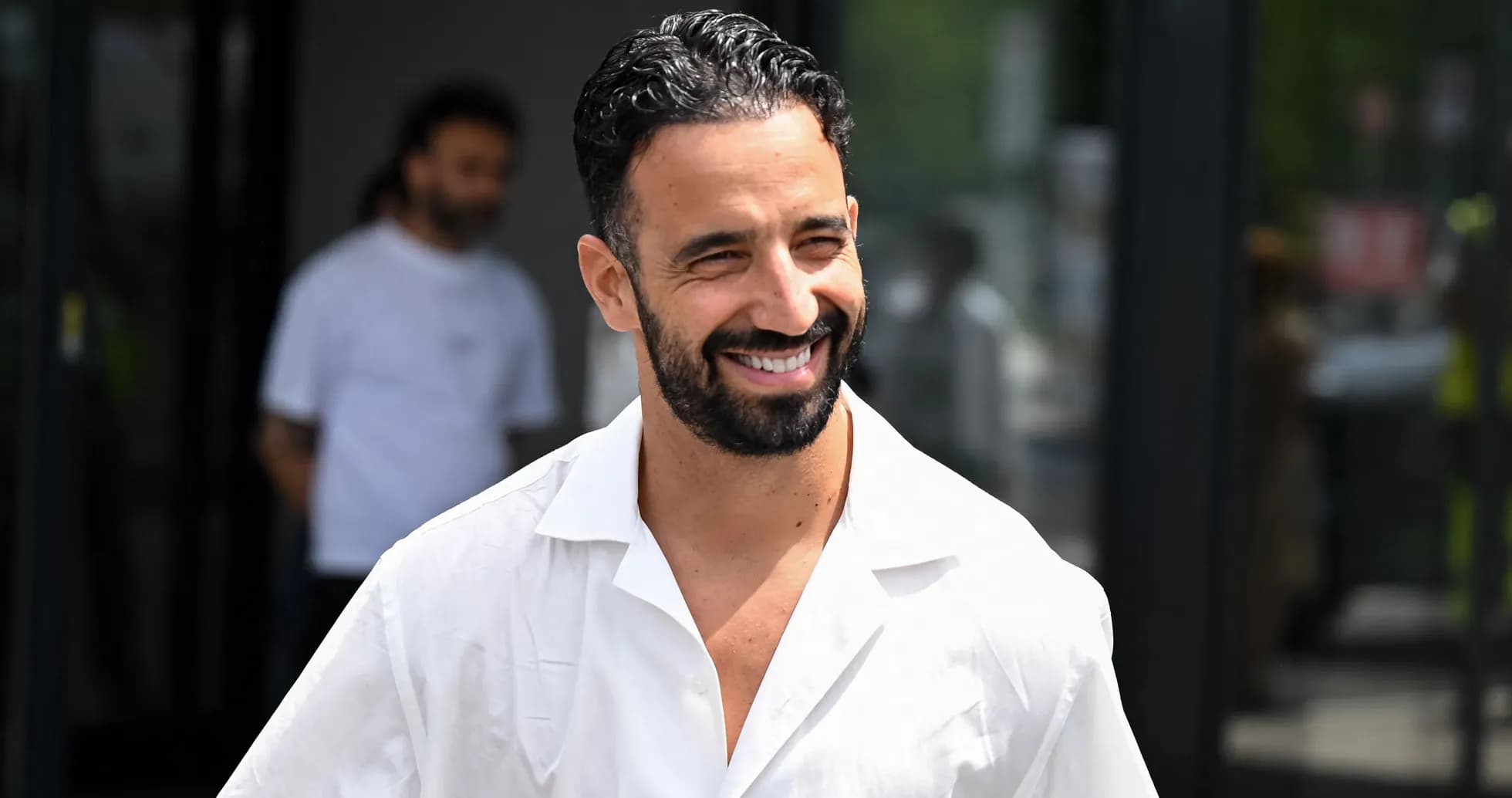 Yigit aktrisa oq ko'ylakda tabassum bilan chiqmoqda Yigit aktrisa oq ko'ylakda tabassum bilan chiqmoqda
