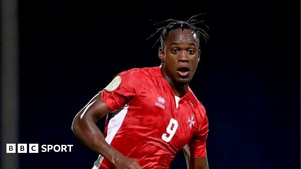 Futbolchi raqibga qarshi harakatlanmoqda Futbolchi raqibga qarshi harakatlanmoqda