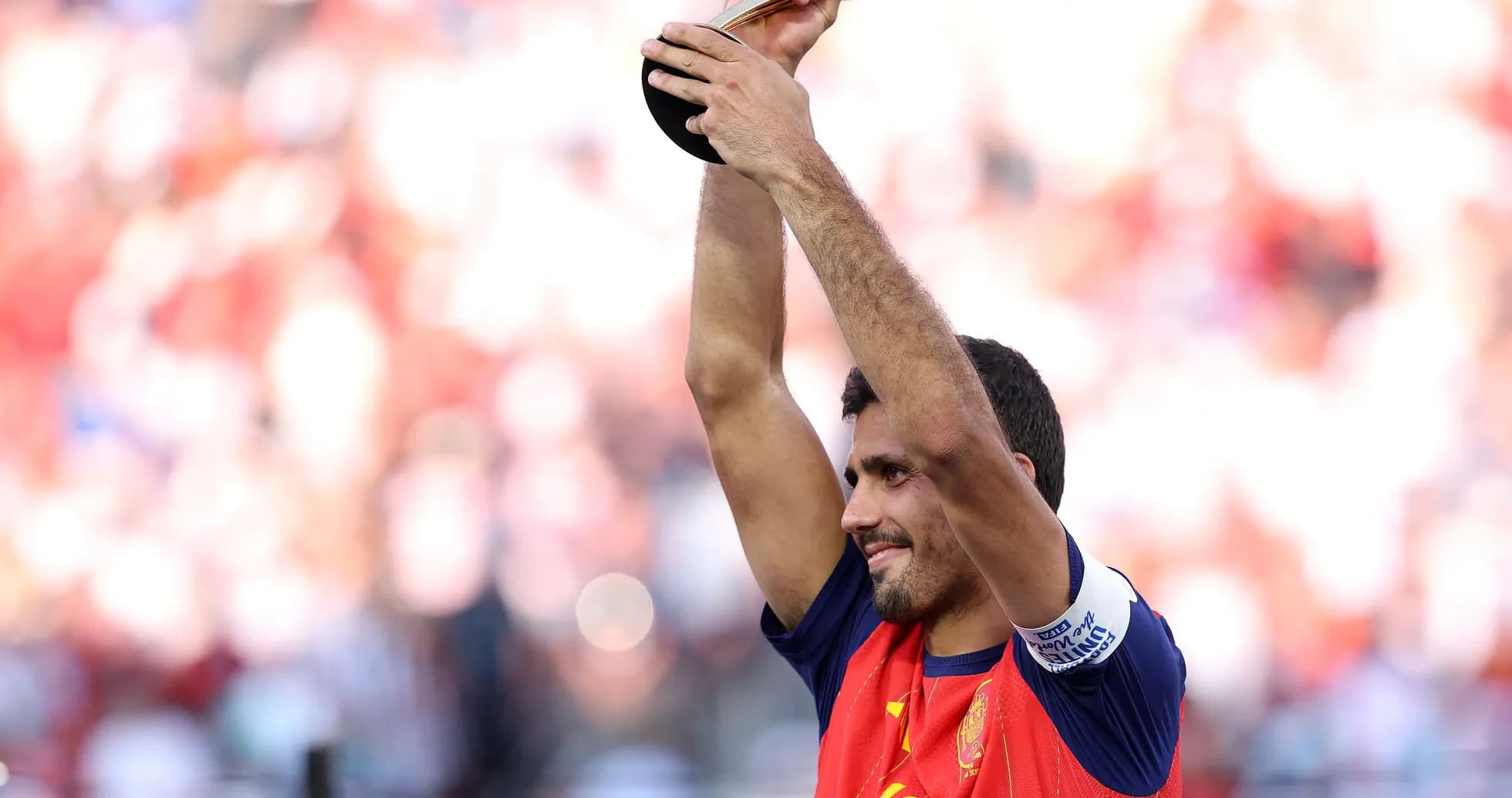 Futbolchi kubokni ko'tarib turib tabriklayapti Futbolchi kubokni ko'tarib turib tabriklayapti