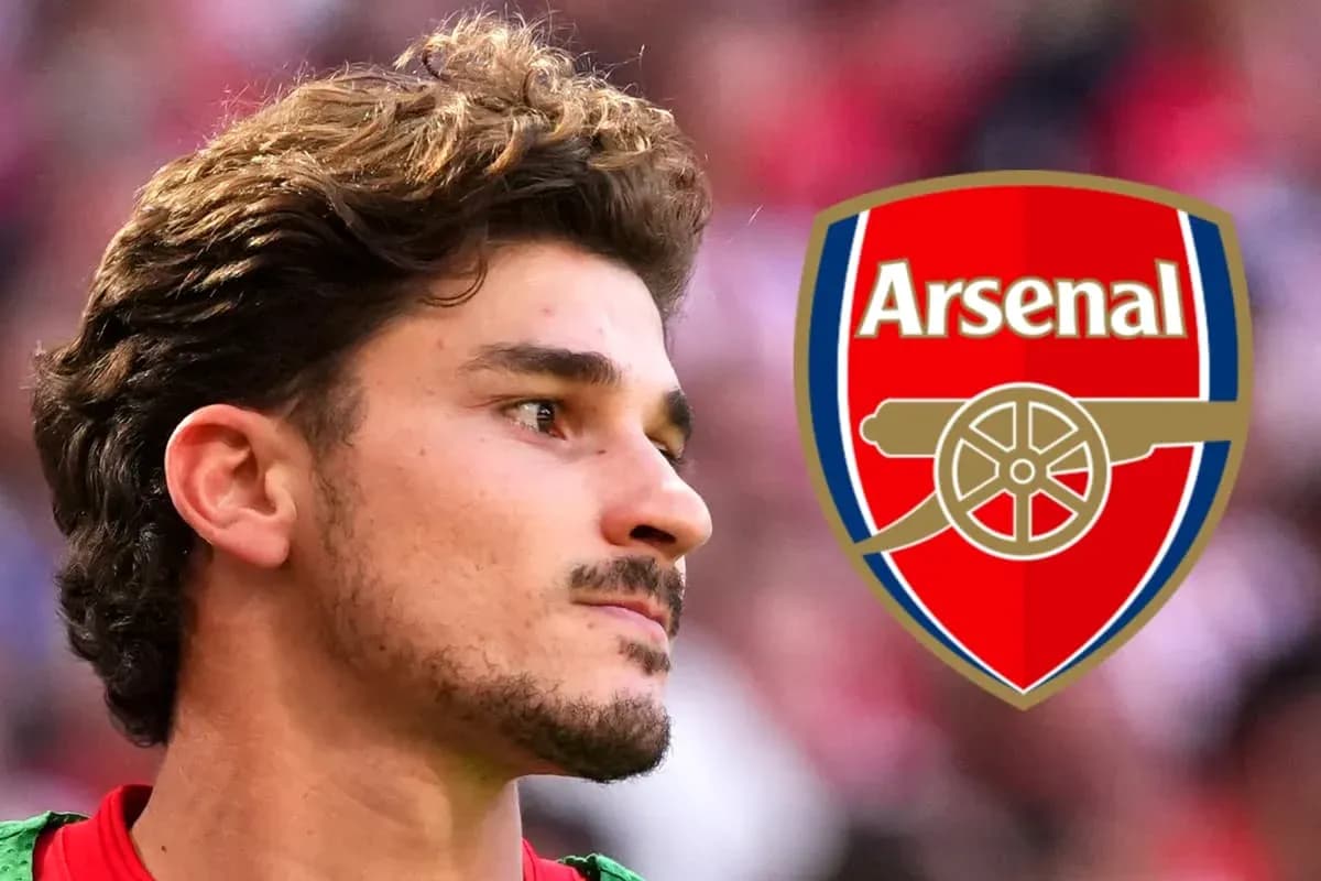 Futbolchi Arsenal logosi bilan suratga olingan Futbolchi Arsenal logosi bilan suratga olingan