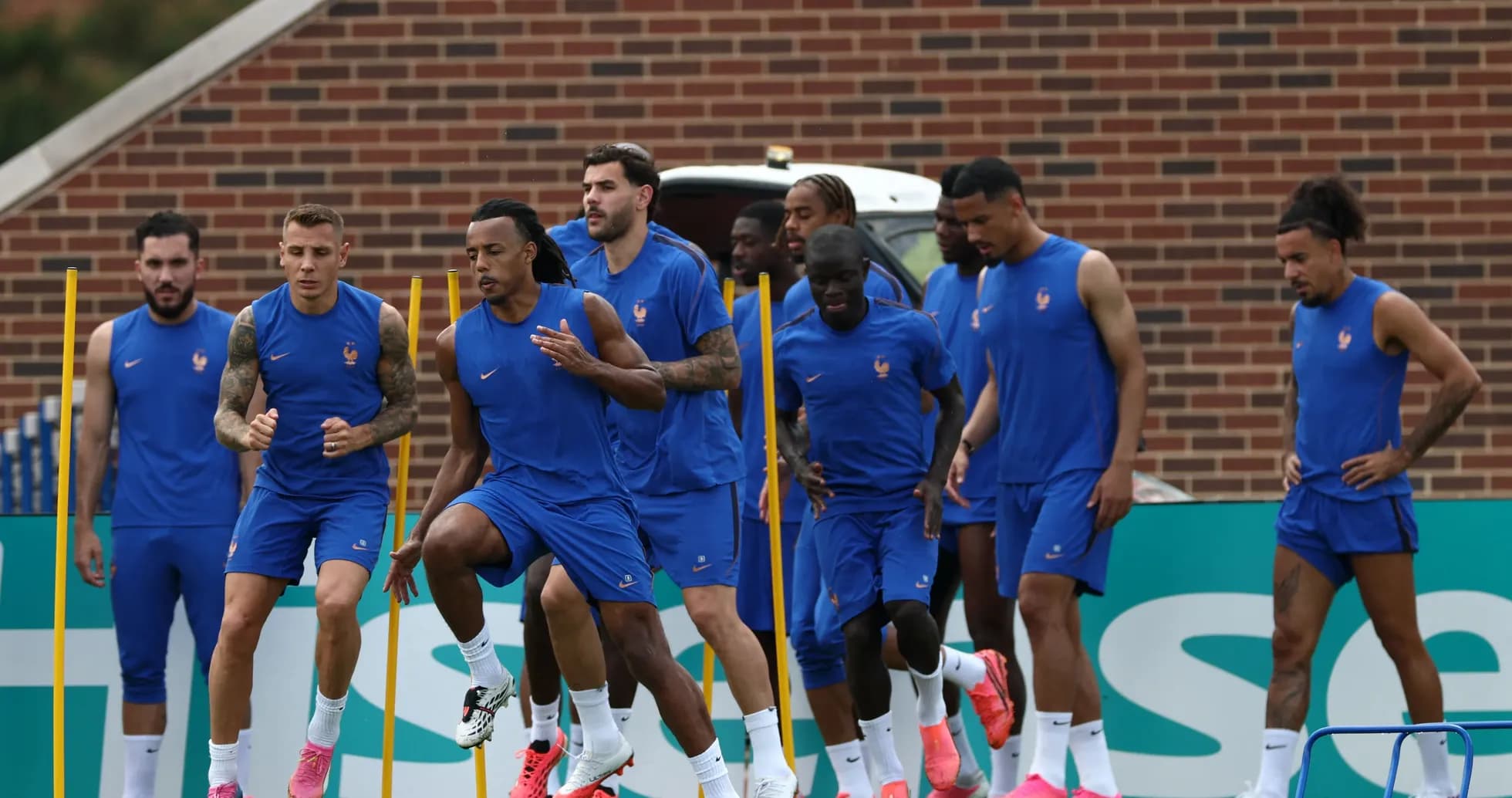 Fransiya futbolchilarining mashg'ulotda yugurishi Fransiya futbolchilarining mashg'ulotda yugurishi