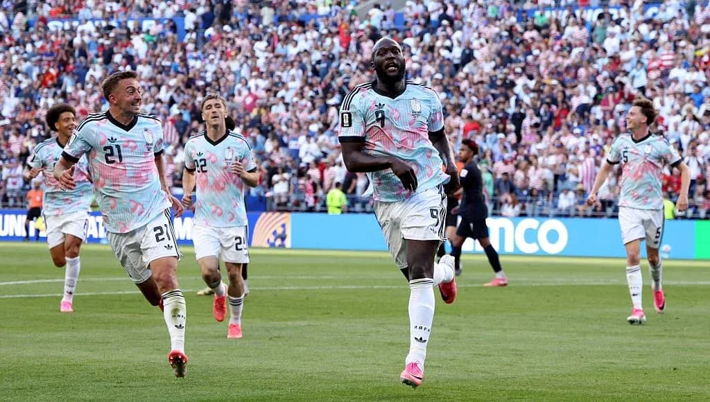 O'yinchilar gol urganidan keyin nishonlashmoqda O'yinchilar gol urganidan keyin nishonlashmoqda