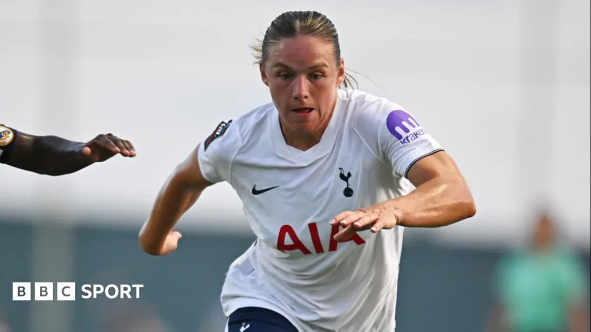 Futbolchi Tottenham formasida yugurayotgan ayol o'yinchi Futbolchi Tottenham formasida yugurayotgan ayol o'yinchi