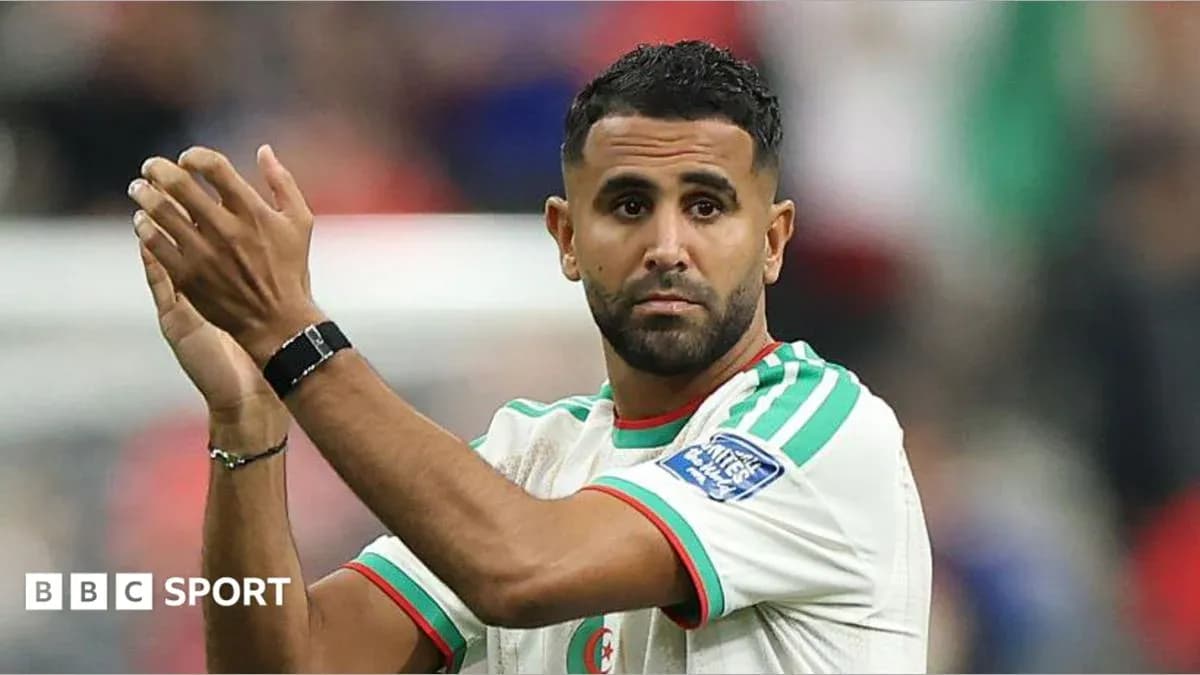 Futbolchi qo'llarini ko'tarib, muxlislarga rahmat aytmoqda Futbolchi qo'llarini ko'tarib, muxlislarga rahmat aytmoqda