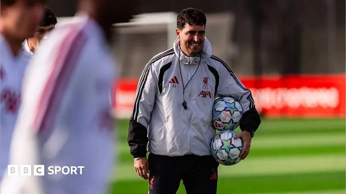 Trener LFC futbol to'plarini ushlab turibdi Trener LFC futbol to'plarini ushlab turibdi