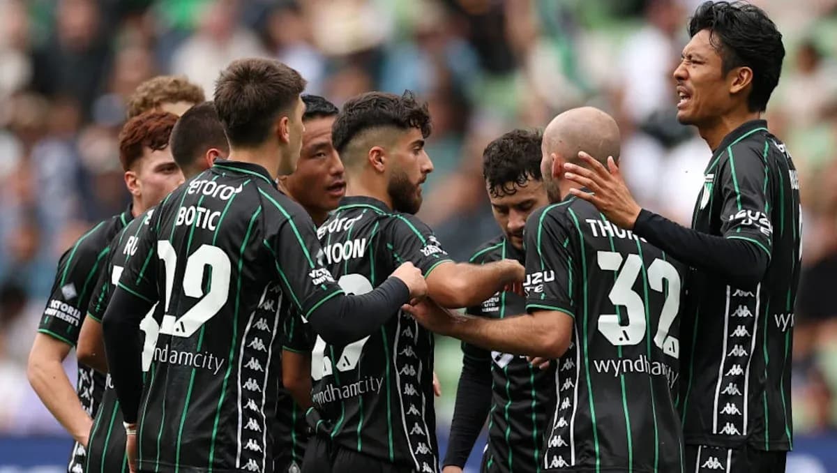 Futbolchilar bir-biriga quchoqlashib, jamoaviy bayram qilmoqda Futbolchilar bir-biriga quchoqlashib, jamoaviy bayram qilmoqda