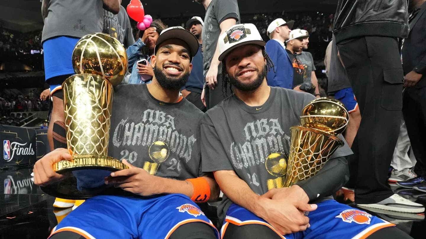 O'yinchilar NBA chempionligi kuboklari bilan o'tirgan O'yinchilar NBA chempionligi kuboklari bilan o'tirgan