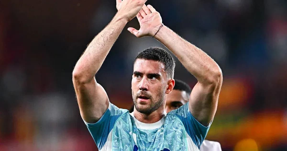 Futbolchi muxlislar oldida qo'llarini ko'tarayapti Futbolchi muxlislar oldida qo'llarini ko'tarayapti