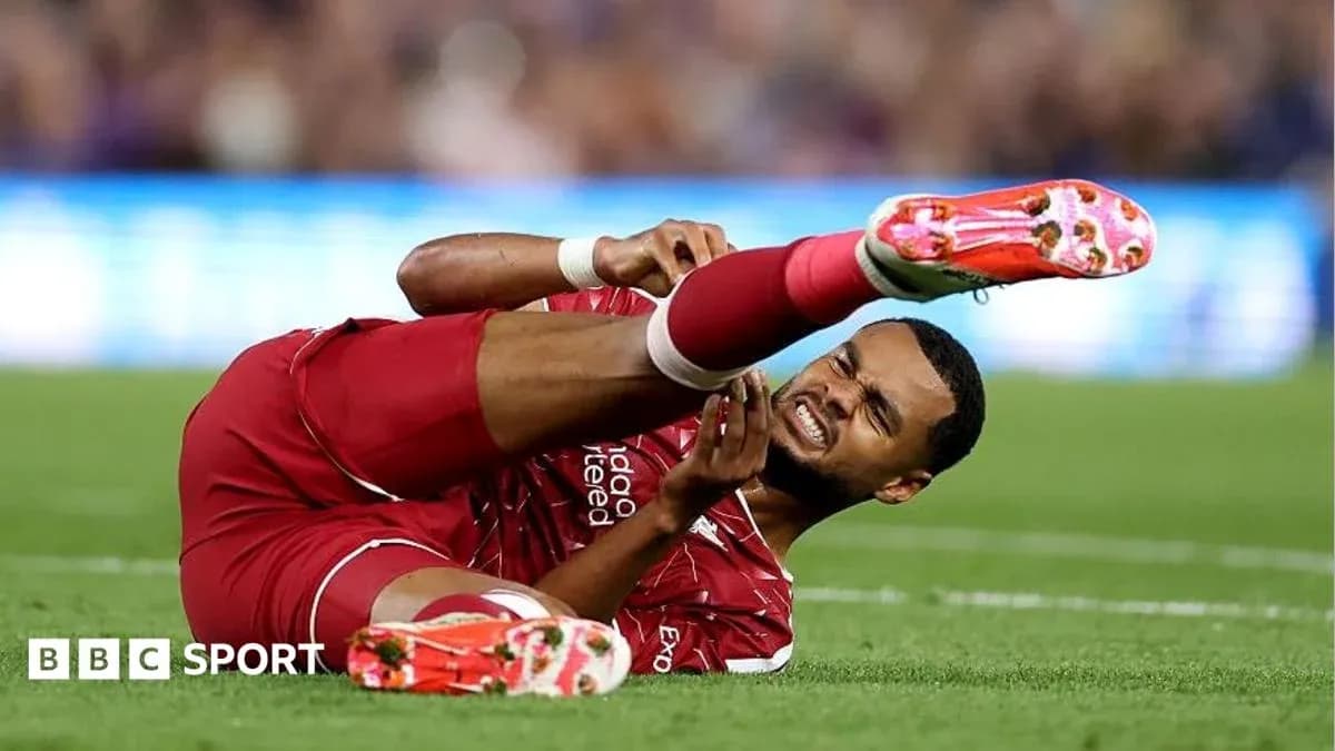 Futbolchi jarohat olib yerda yotmoqda Futbolchi jarohat olib yerda yotmoqda