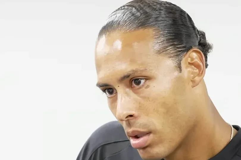 Futbolchi intervyu berayotgan ko'rinadi Futbolchi intervyu berayotgan ko'rinadi