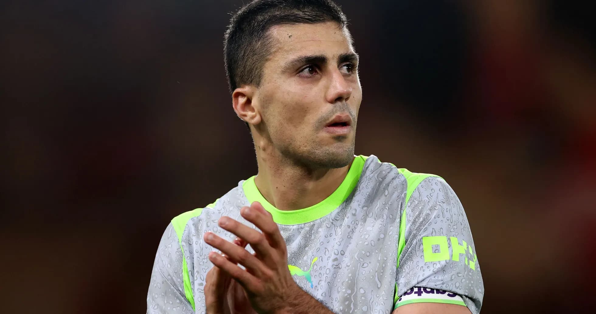 Futbolchi maydonga tayyorgarlik ko'rmoqda Futbolchi maydonga tayyorgarlik ko'rmoqda