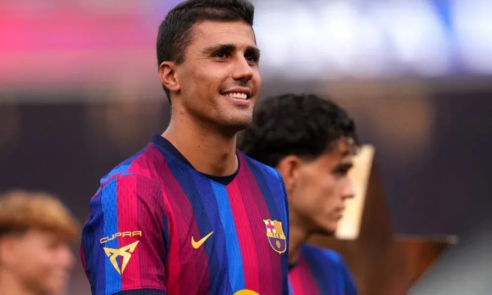 Futbolchi ochiq maydonda kubok bilan tabassum qilmoqda Futbolchi ochiq maydonda kubok bilan tabassum qilmoqda