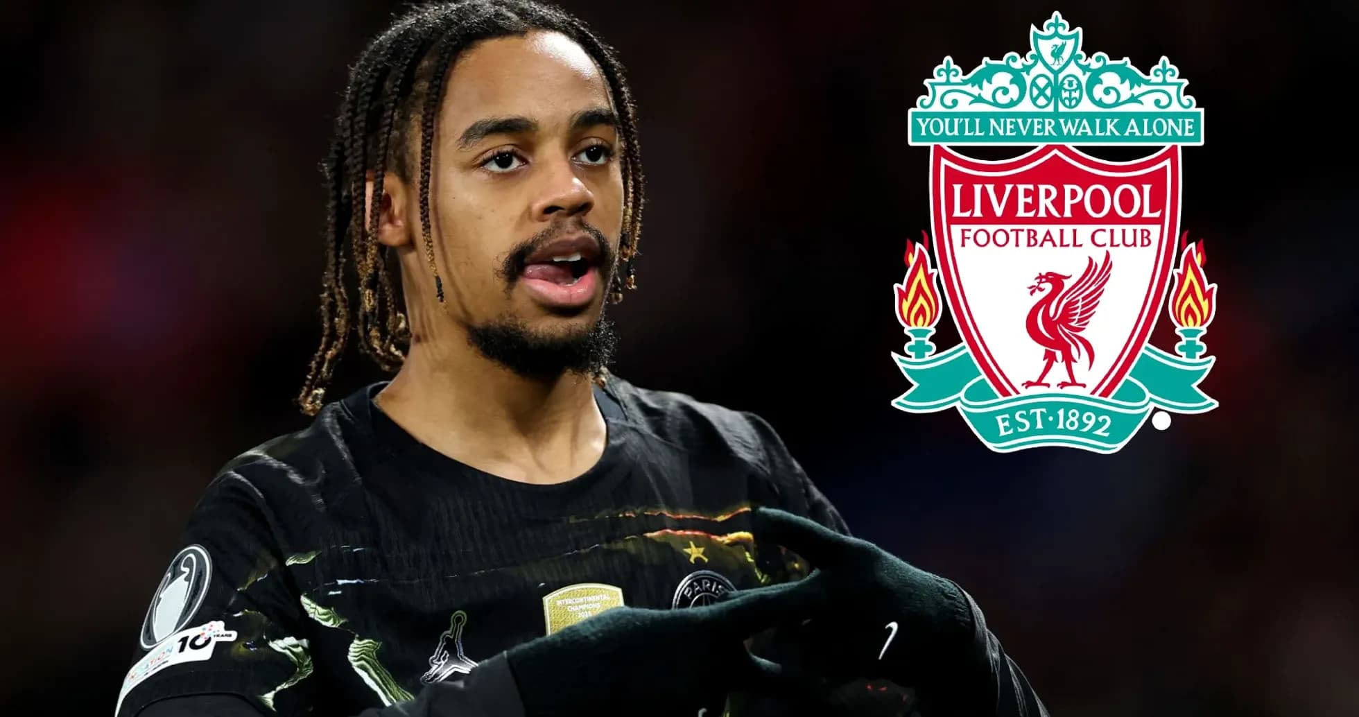 Futbolchi Liverpool logosi oldida harakatda Futbolchi Liverpool logosi oldida harakatda