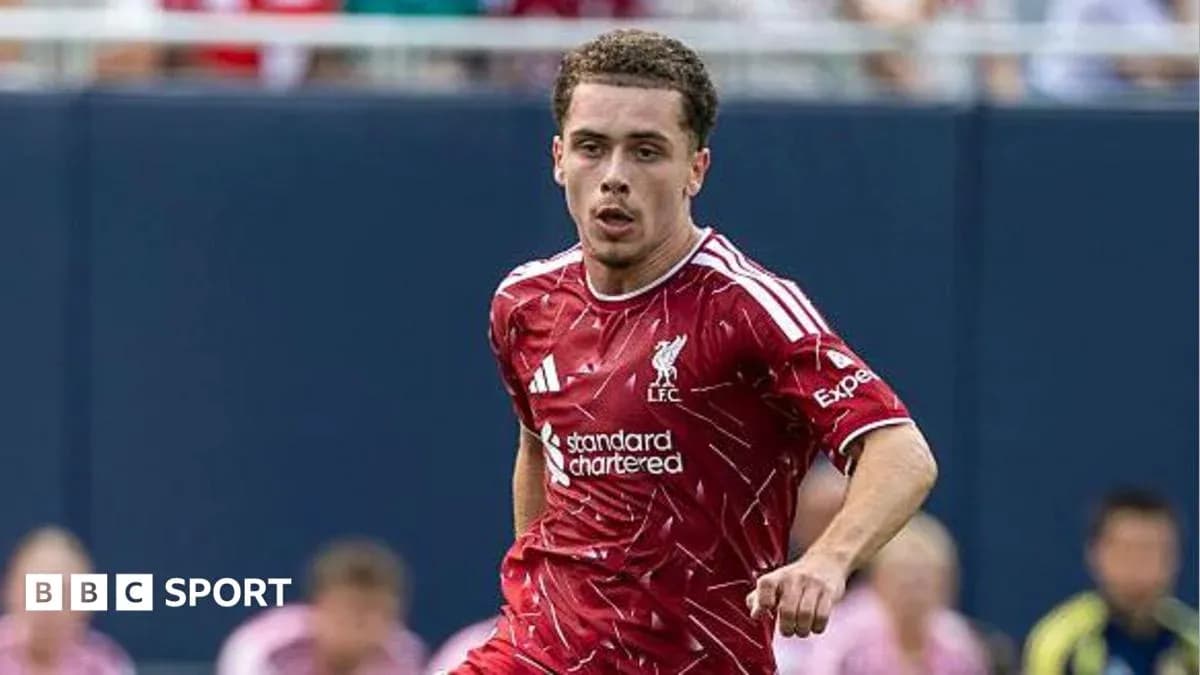 Futbolchi Liverpool formasida maydonda harakatlanmoqda Futbolchi Liverpool formasida maydonda harakatlanmoqda
