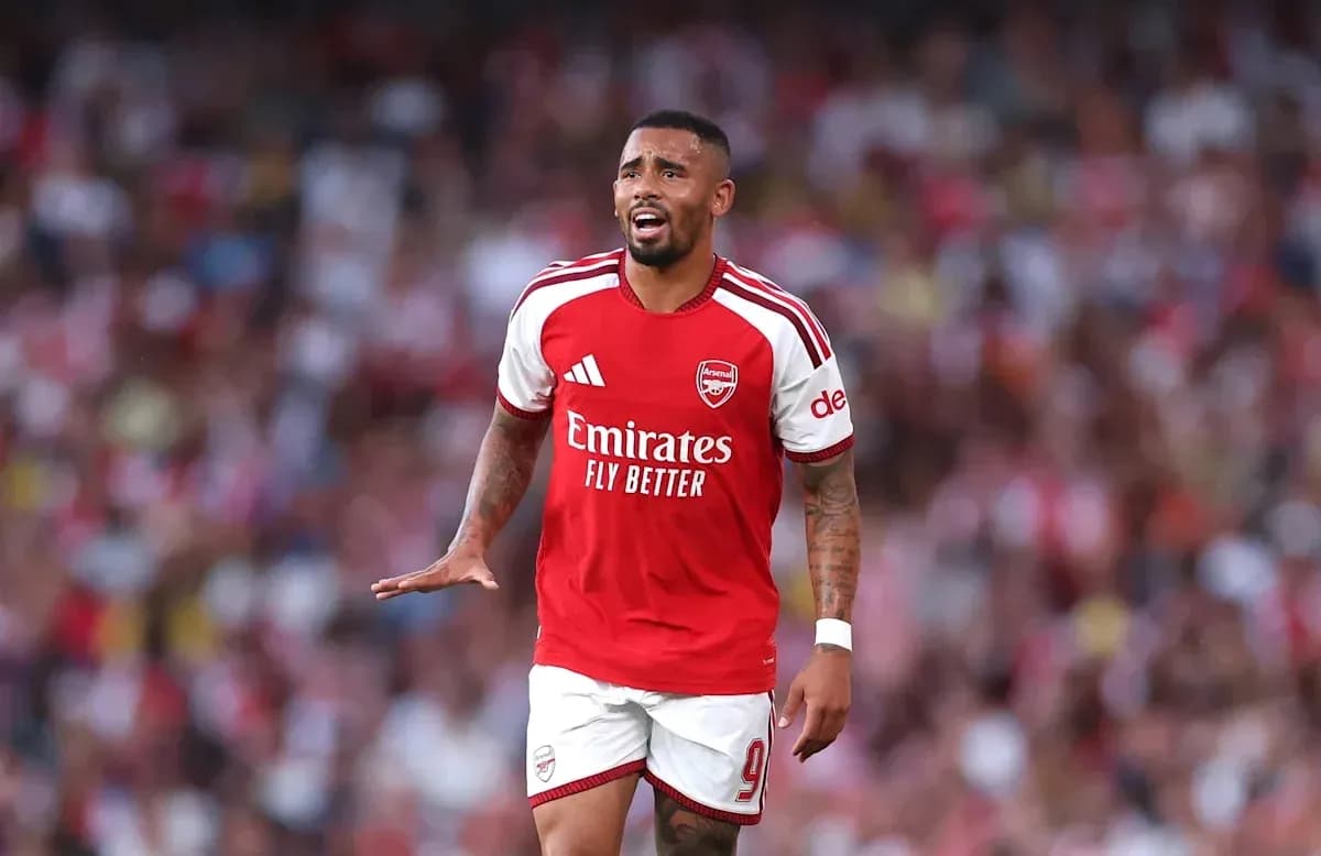 Futbolchi Arsenal formasida maydonda harakatda Futbolchi Arsenal formasida maydonda harakatda