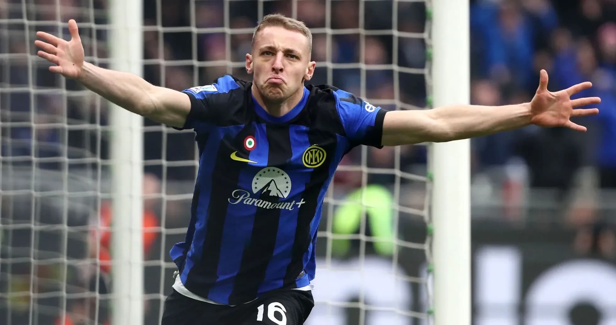 Futbolchi gol urishdan keyin qo'llarini cho'zmoqda Futbolchi gol urishdan keyin qo'llarini cho'zmoqda