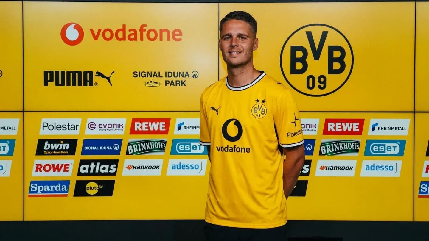 Futbolchi yangi formasida klublar logotiplari bilan Futbolchi yangi formasida klublar logotiplari bilan