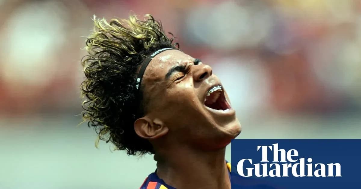 Futbolchi g'alaba qozonganidan hayajonlangan holda Futbolchi g'alaba qozonganidan hayajonlangan holda
