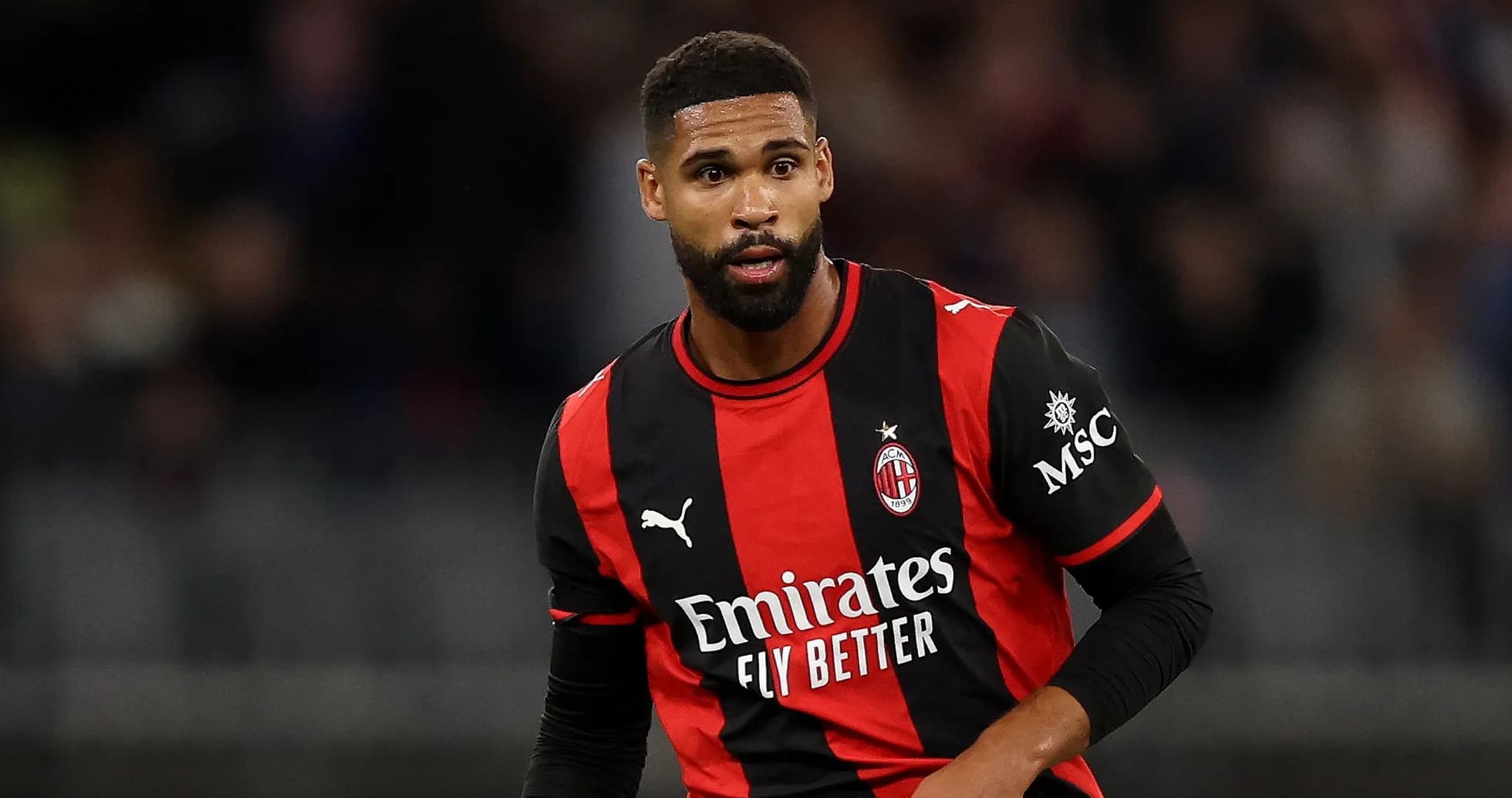 Futbolchi AC Milan futbol formasida maydonda Futbolchi AC Milan futbol formasida maydonda