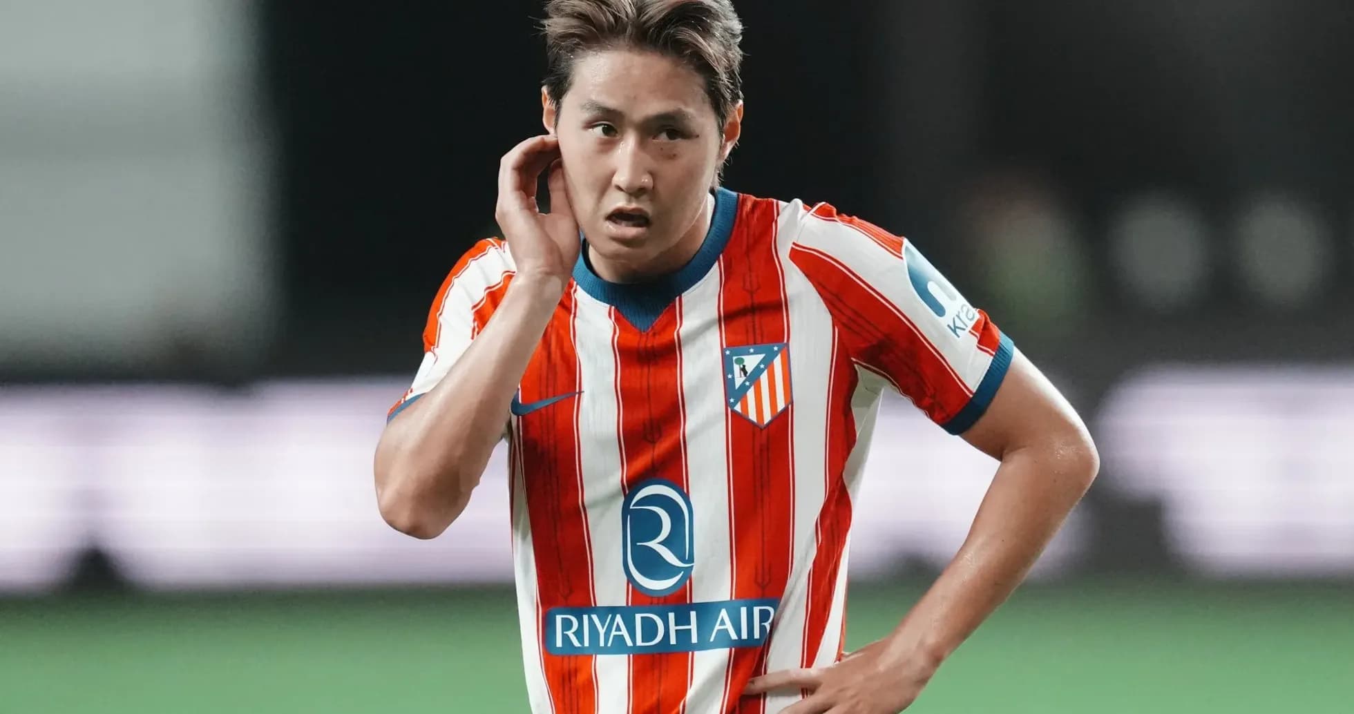 Futbolchi o'yin davomida o'zini tekshirmoqda Futbolchi o'yin davomida o'zini tekshirmoqda