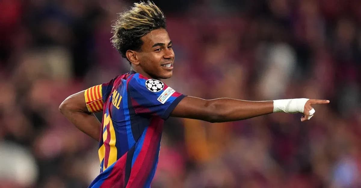 Futbolchi goli nishonlayapti, Barcelona formasi kiygan Futbolchi goli nishonlayapti, Barcelona formasi kiygan