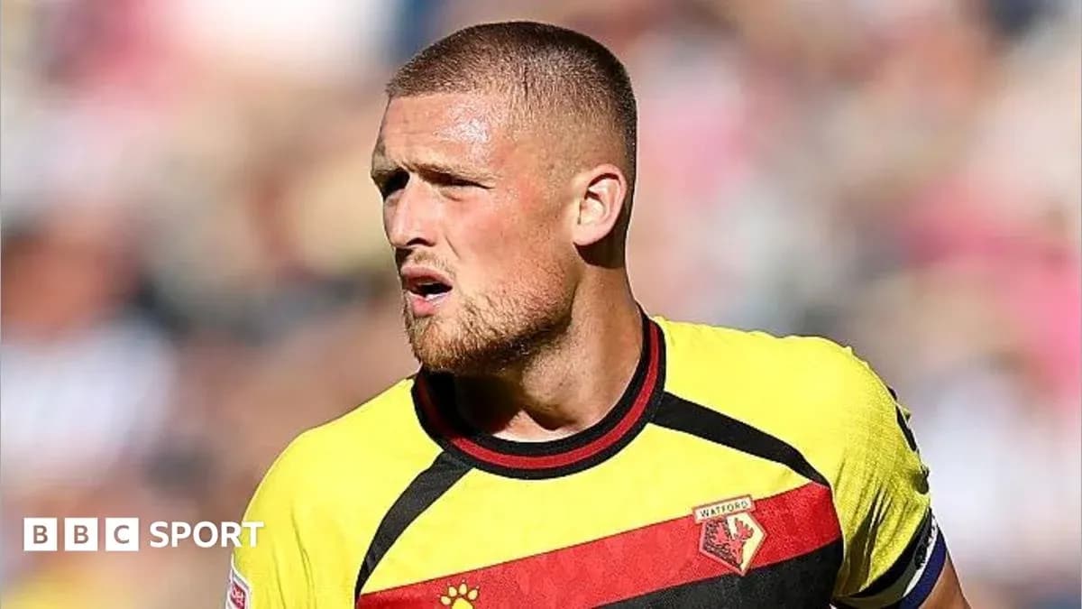 Futbolchi Watford formasida o'yin davomida Futbolchi Watford formasida o'yin davomida